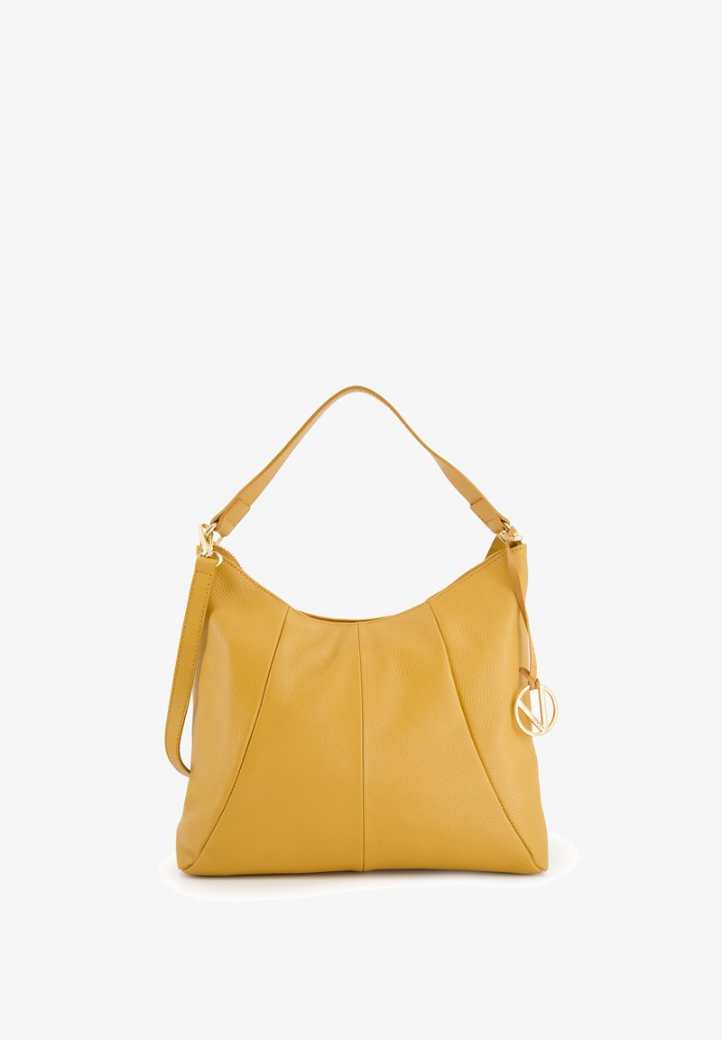Żółta skórzana torebka hobo o zaokrąglonym kształcie, z plisami, pojedynczym paskiem na ramię i złotym zawieszką z logo.