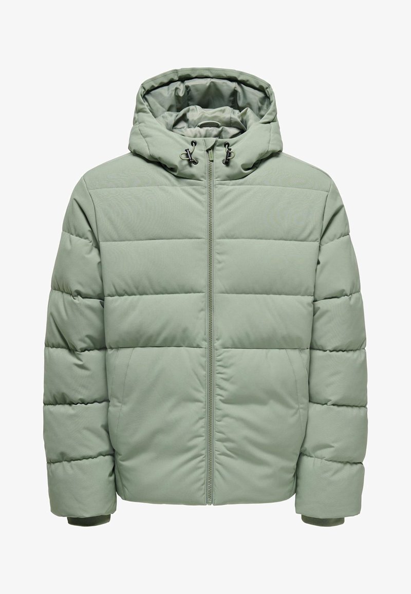 Lys grøn pufferjakke med hætte, der har en lynlåslukning foran, pufferede syede paneler og elastiske manchetter. Glat tekstur, praktisk design.