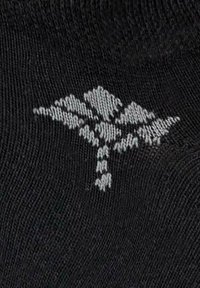 Sorte sokker med et gr�åt grafisk design der ligner en stiliseret sommerfugl, med et struktureret strikkemønster hele vejen igennem.