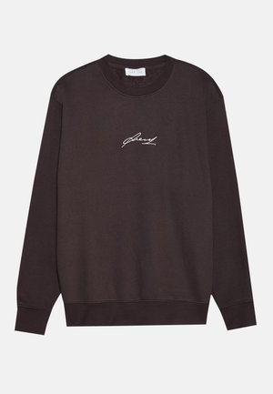 Brun bomullssweatshirt med lange ermer, rund hals og hvit brodert skriptlogo på forsiden. Myk tekstur og avslappet passform.