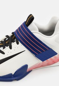 Nike Performance SAVALEOS - Sapatilha de treino - sail/black/deep royal blue/magic ember/pollen