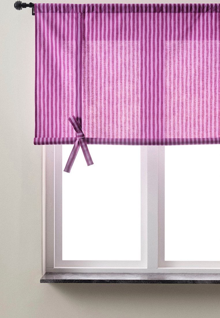 Lila gestreifter Rollladen mit strukturiertem Aussehen, seitlich mit einem passenden Band gebunden, das ein Fensterfenster verdeckt.