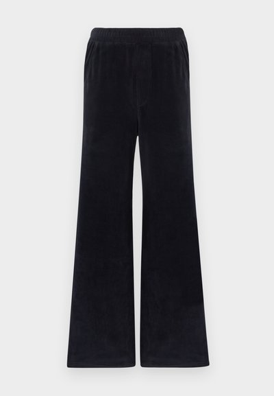 Fekete, bőszárú nadrág puha anyagból, rugalmas derékpánttal, sima felülettel, látható zsebek és fémszerkezet nélkül.