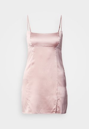 Saténové mini šaty v jemnej ružovej farbe, s tenkými ramienkami, rovnou výstrihom a priliehavým strihom s hladkou textúrou.