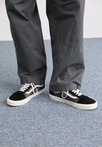 OLD SKOOL UNISEX - Sneakers low - black
