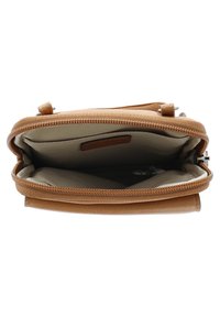 Portefeuille en cuir marron avec un extérieur texturé, fermeture éclair et doublure en tissu beige. Contient plusieurs compartiments pour l'organisation.