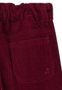 Pantalons en velours côtelé bordeaux avec une surface texturée, une taille élastique et un détail de poche arrière.