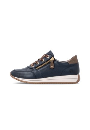 Granatowy sneaker z brązowymi sznurowadłami, brązowym detalem na pięcie, białą podeszwą i złotym bocznym zamkiem, pokazany z profilu na białym tle.