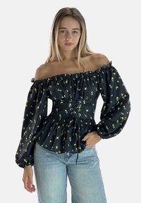 Schwarze schulterfreie Bluse mit floralem Muster, Puffärmeln, tailliert und mit Bindendetail. Der Stoff wirkt glatt mit leichtem Glanz.