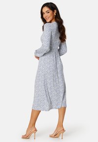 Bubbleroom V-NECK MIDI BUTTON DRESS - Žerzejové šaty - dark blue