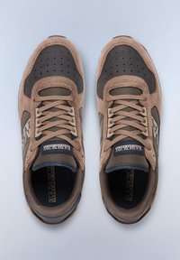 Sneaker in suede marrone e grigio con dettagli perforati, lacci a contrasto e accenti del logo sui lati e sulla linguetta.