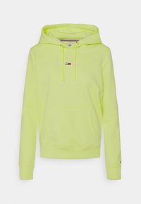 Felpa con cappuccio di un brillante giallo neon, realizzata in tessuto morbido. Presenta una tasca a marsupio frontale e un piccolo logo bianco e rosso sul petto.