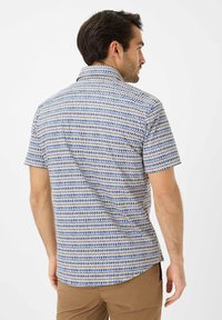 Camicia a maniche corte con un motivo geometrico blu e crema, design con colletto e morbida texture, vista dal retro.