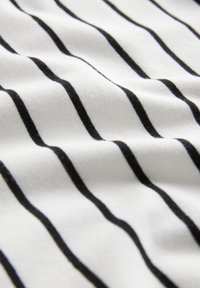 Tela blanca con finas rayas horizontales negras distribuidas uniformemente y pliegues suaves visibles.