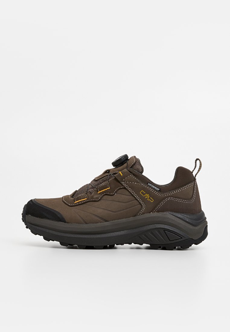 Chaussure de randonnée marron avec une tige imperméable, un design texturé, une semelle en caoutchouc noir et un système de laçage rapide. Présente des accents jaunes.