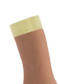 Kniestrumpf mit Rippendesign. Der obere Bund ist hellgelb, während der untere Teil in einem warmen Terrakotta-Ton gehalten ist.