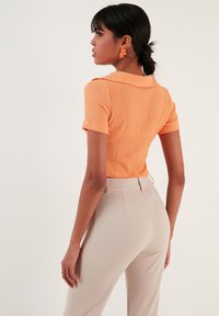 LELA SLIM FIT - Blúzka - light orange