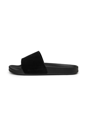Schwarze Slidesandalette mit breitem Riemen und flacher Sohle, Seitenansicht, minimalistisches Design.