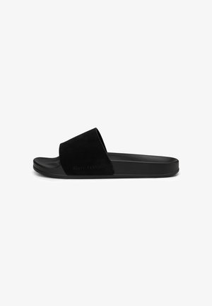Schwarze Slidesandalette mit breitem Riemen und flacher Sohle, Seitenansicht, minimalistisches Design.