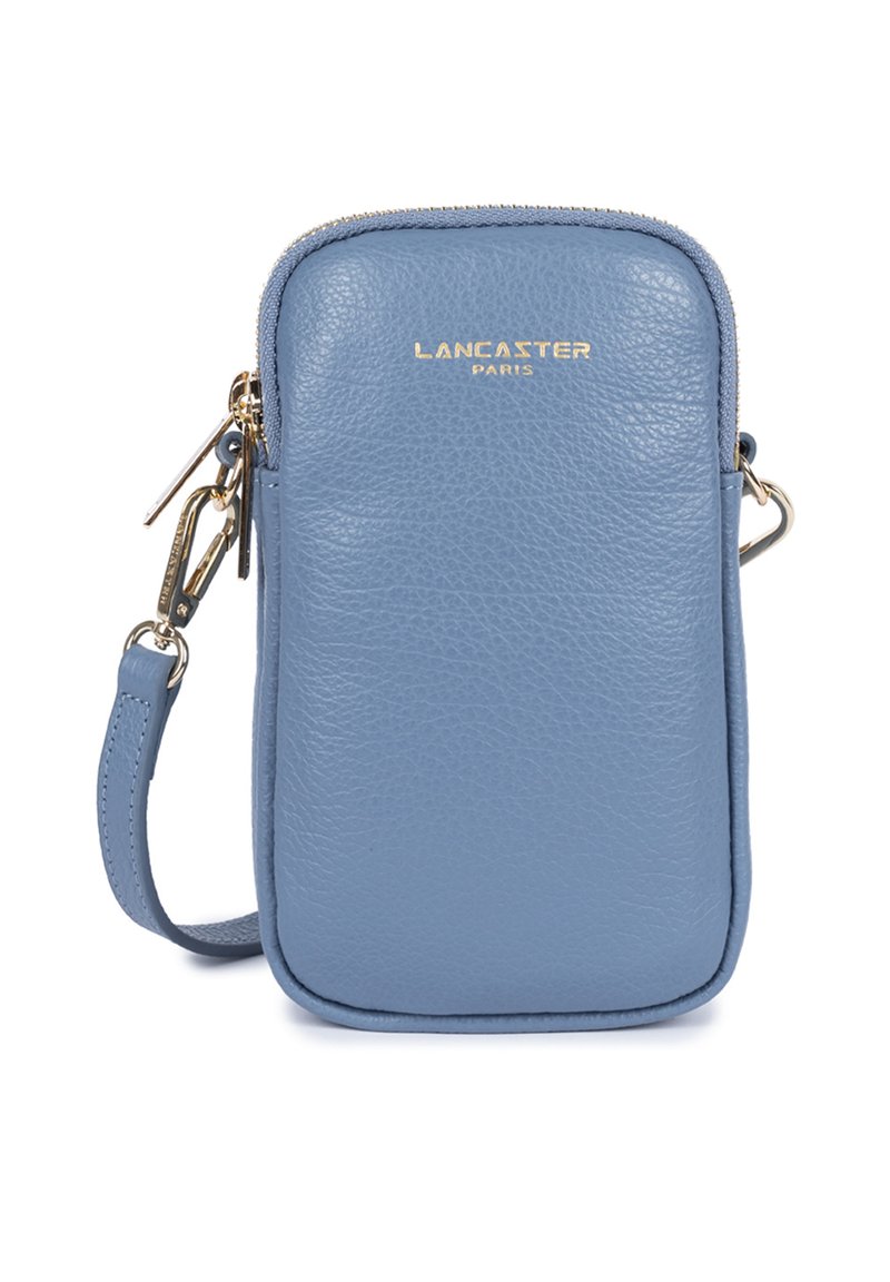 Sac bandoulière en cuir bleu clair avec une finition texturée, quincaillerie dorée, fermeture éclair et une sangle détachable. Présente le logo de la marque à l'avant.