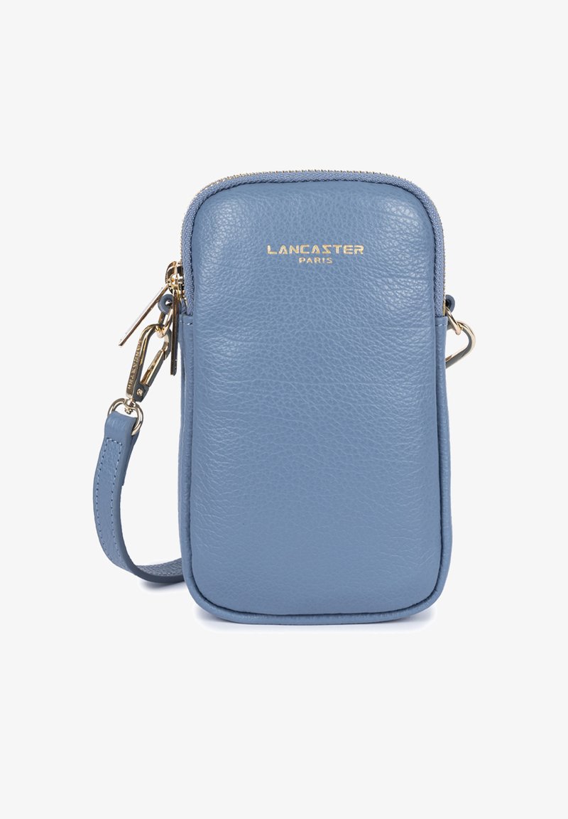 Sac bandoulière en cuir bleu clair avec une finition texturée, quincaillerie dorée, fermeture éclair et une sangle détachable. Présente le logo de la marque à l'avant.