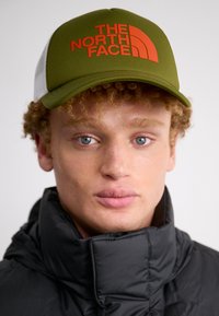 The North Face TNF LOGO TRUCKER - Naģene - forest olive/orange/white