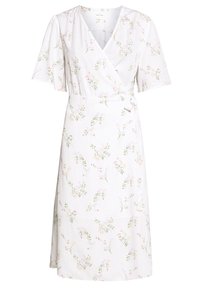 Robe portefeuille à motifs floraux en blanc avec des manches courtes à volants, dotée d'une taille nouée et d'un délicat imprimé de fleurs roses et vertes.