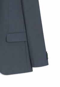 Blazer gris sur mesure avec un tissu texturé, une poche poitrine simple et un détail de manche à trois boutons. Présente un revers net et des lignes épurées.