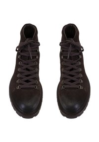 Bruine suède wandelschoenen met donkere rubberen zolen, voorzien van metalen oogjes en veters, en een getextureerde neus. Hoge uitvoering met een gevoerde schacht.