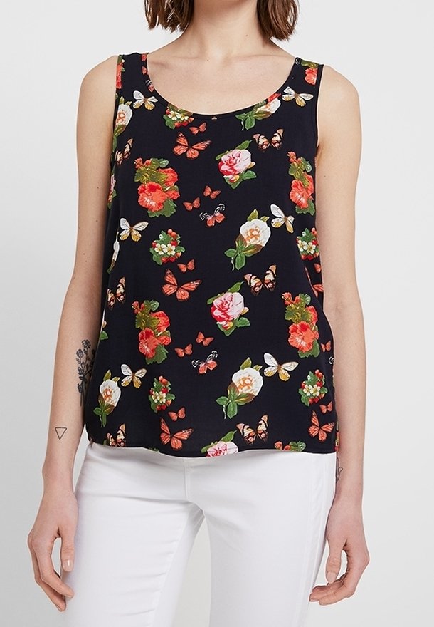 Top sin mangas negro con estampado floral de flores rojas y rosas, hojas verdes y mariposas naranjas. Tejido ligero con un corte relajado.