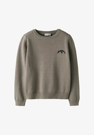 Gaiši pelēks adīts džemperis ar garām piedurknēm, ribota apdare piedurknēs un apakšmalā, apaļu kakla izgriezumu un mazu melnu izšūtu tekstu kreisajā krūšu daļā.