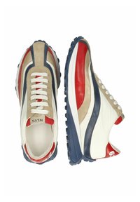 Scarpe sportive con una base in pelle crema, dettagli in suede marrone, strisce rosse e blu navy, e una suola in gomma nera texturizzata. Caratterizzate da lacci bianchi.