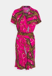 Zavinovací šaty s krátkým rukávem v jasně růžové barvě s vzorem řetězů a popruhů. Mají pas se stahováním a límeček, vyrobené z jemné tkaniny.