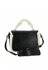 Sac à main en similicuir noir avec une bordure en fourrure crème duveteuse. Dispose d'une poignée robuste et d'une sangle détachable. Surface texturée, forme rectangulaire.