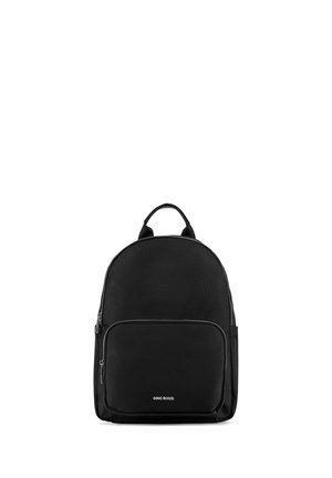Czarny plecak z przednią kieszenią na zamek, górnym uchwytem, srebrnymi zamkami i logo "GINO ROSSI" na przedniej kieszeni.