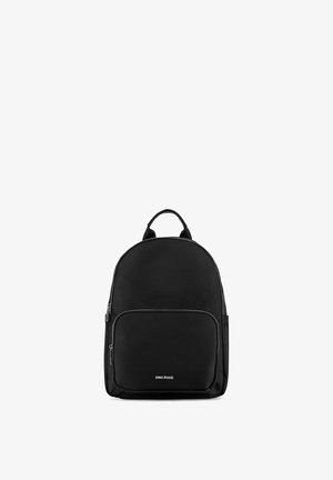 Schwarzer Rucksack mit einer vorderen Reißverschlusstasche, einem Tragegriff oben, silbernen Reißverschlüssen und dem "GINO ROSSI" Logo auf der vorderen Tasche.