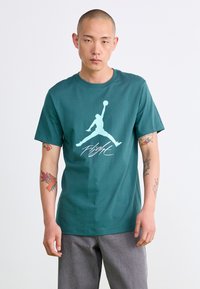 Jordan JUMPMAN FLIGHT TEE - Camiseta estampada - oxidized green