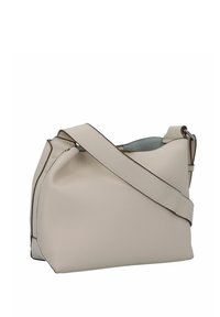 Borsa a spalla in pelle pesca con superficie testurizzata, apertura superiore a forma di ritaglio, tracolla regolabile e cuciture a contrasto lungo i bordi.