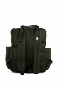 Zaino nero realizzato in materiale liscio, con sezioni imbottite, spallacci regolabili, tasche laterali e dettagli in metallo argentato.