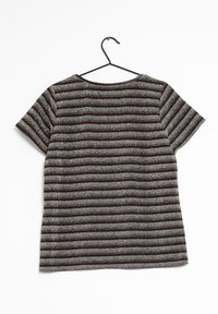 Top a maniche corte con scollatura rotonda, caratterizzato da strisce orizzontali glitterate in nero, argento e bronzo. Appeso a un appendiabiti di plastica nera.