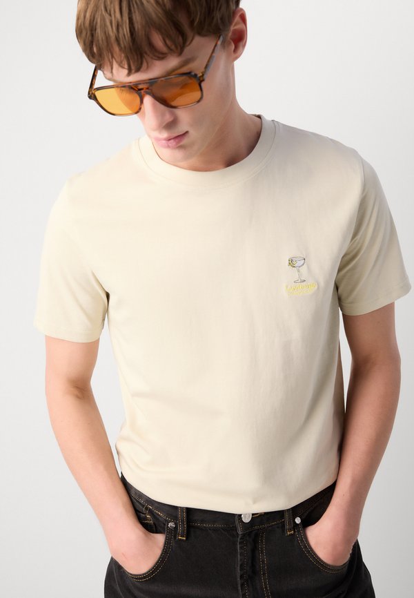 COCKTAIL CLUB TEE - Print T-shirt - sand stone3