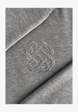 Grijze sweatshirt met een geborduurd knoopontwerp in een bijpassende kleur. De stof heeft een zachte, gladde textuur met een licht rafelige rand.