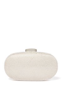 Biała owalna kopertówka wykonana z teksturowanej tkaniny, ozdobiona małymi kryształkami. Posiada metalowy zamek u góry, kompaktowy design.