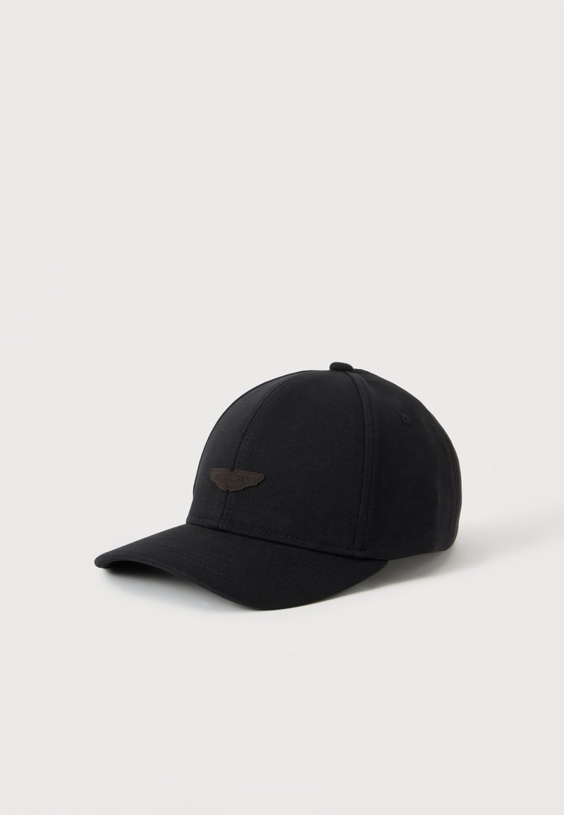 Casquette de baseball noire avec visière incurvée et petit emblème d'aile brodé en foncé à l'avant, sur un fond clair uni.