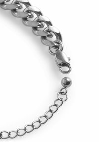 Chaîne en métal argenté avec des maillons ovales entrelacés. Comprend un fermoir et un petit accent de perle ronde, texture lisse et finition polie.