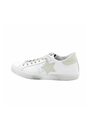 Sneakers bianchi in pelle con tallone in suede verde chiaro, dettagli perforati e accenti a forma di stella blu chiaro sui lati. Suola in gomma.