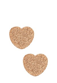 Due sottobicchieri a forma di cuore realizzati in sughero glitterato rosa oro. Presentano una superficie liscia e una finitura strutturata, che ne esalta l'aspetto visivo.