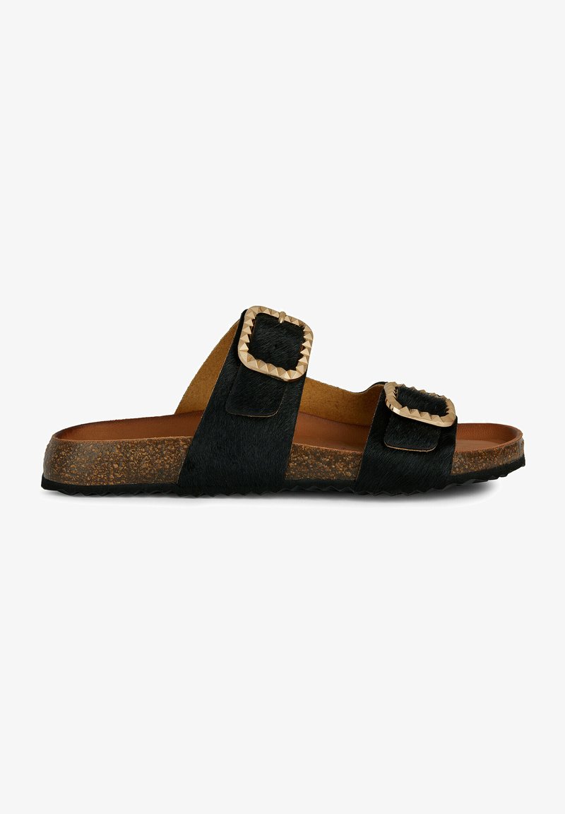 Infradito neri in pelliccia con due cinture larghe, dotate di fibbie quadrate in tonalità oro, un sottopiede in pelle marrone e una suola in sughero texture.