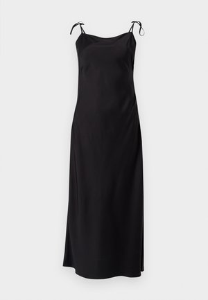 Juodas midi suknelė su plonomis reguliuojamomis petnešėlėmis, lygiu audiniu, tiesia iškirpte ir šoniniu plyšiu, leidžiančiu lengviau judėti. Nėra išskirtinių raštų.