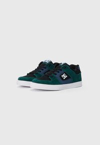 Grüne Wildleder- und schwarze Textil-Skate-Schuhe mit weißer Gummisohle, ausgestattet mit einem blauen Logo an der Seite und schwarzen Schnürsenkeln.